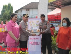 Ketua Bhayangkari Cabang Kediri Kota Berbagi Bingkisan Saat Cek Pospam dan Posyan Lebaran.
