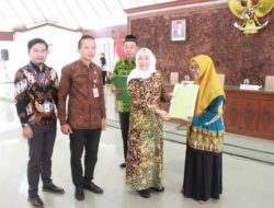 Bupati Serahkan 58 SK PNS Pensiun, BKPP Siap Mengawal Hak Purnatugas