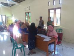 Kompak, Babinsa dan Bhabinkamtibmas Kawal Pembagian Bansos dari Pemerintah Untuk Warga Desa Kentong Cepu