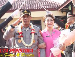 Tradisi Pedang Pora Oleh Polres Blora Lepas AKBP Fahrurozi Beserta Isteri