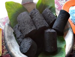 Mahasiswa KKN dari UGM Yogyakarta Kenalkan Masyarakat Desa Tunjungan Pembuatan Arang Briket dari Limbah Bonggol Jagung