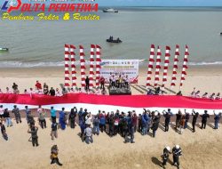 Sinergitas TNI-Polri Bentangkan Bendera Merah Putih 4×250 Meter di Pantai Batakan Baru