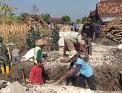 Cuaca Mendukung, TNI dan Warga Keroyokan Bangun Plat Beton TMMD
