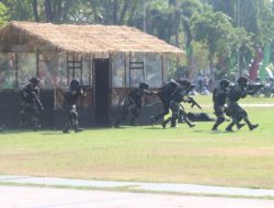 Prajurit Kodim 0813 Bojonegoro Unjuk Ketangkasan Bertempur Dalam Upacara HUT TNI ke-78