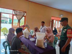 Babinsa Koramil 05/Cepu Kawal Kegiatan Pembagian Bansos Beras