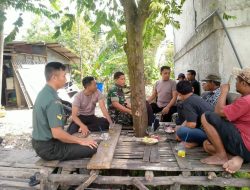 Serap Informasi Warga Binaan, Babinsa Koramil Sambong Komsos di Warung Kopi