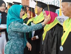 Puluhan Kakek Nenek DI Rembang Diwisuda Lulus Sekolah Lansia