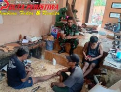 Tingkatkan Perekonomian Wilayah, Babinsa Motivasi Pelaku Home Industri Pengrajin Sandal
