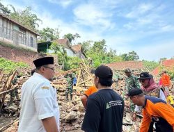 Gerak Cepat, Wabup Rembang Tinjau Lokasi Talud Longsor yang Menimpa Rumah Warga