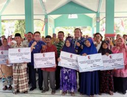 Bantu Kebutuhan Warga Jelang Ramadhan, Pj Bupati Bojonegoro Salurkan Bansos Penanganan Kemiskinan