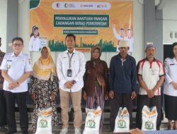 Penuhi Kebutuhan Warga Penerima Manfaat, Pemkab Bojonegoro Bersama Bulog Salurkan Bantuan Pangan