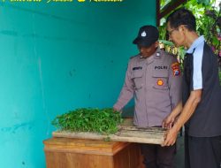 Bantu Wujudkan Ketahanan Pangan, Bhabinkamtibmas Polsek Purwosari Bantu Warga Budidaya Tanam Bibit Cabai