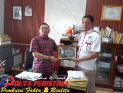 DPP IWO Indonesia Melalui DPD Indramayu Berikan Piagam dan Plakat Ke PPAT dan Notaris Senior di Indramayu