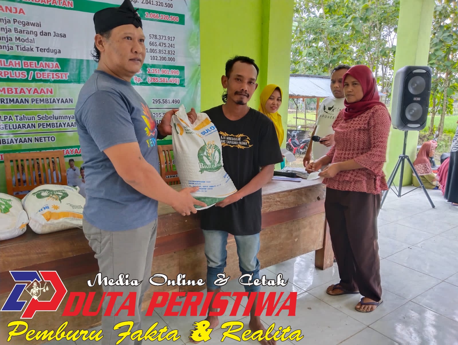 Kades Donan, H. Darmaji saat menyerahkan bansos secara simbolis kepada warga