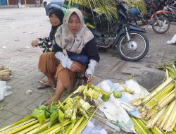 Penjual Janur Kelapa Bermunculan di Pasar Tradisional Blora Jelang Lebaran Ketupat 2024