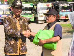 Jelang Idul Fitri, Ratusan Sopir Angkutan Umum di Rembang Terima Bingkisan dari Bupati Hafidz