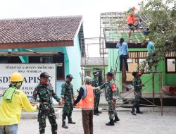 Peduli Dunia Pendidikan, Babinsa Kodim Bojonegoro Bersama Warga Rehab Ruang Kelas Sekolah Dasar