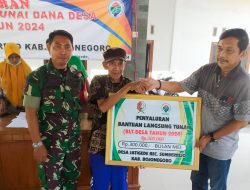 Pastikan Bantuan Tepat Sasaran, Babinsa Koramil 09/Sumberrejo Bojonegoro Kawal Penyaluran BLT-DD