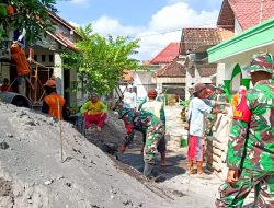 Bersama Warga Kedung Gampeng, Babinsa Koramil Temayang Bojonegoro bantu Pembangunan TPQ Al Falah
