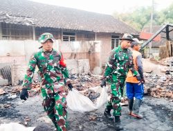 Babinsa Koramil Sugihwaras Bantu Bersihkan Puing-Puing Kebakaran