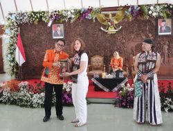Disambut Pj Bupati Bojonegoro, Delegasi 8 Negara di B-TIFF Saling Bertukar Cinderamata