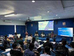 Paket Komplit di Seminar Digital Entrepeneurship di Stikosa AWS