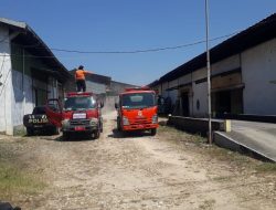 Lima Unit Damkar Berhasil Selamatkan Gudang CV Unggul Perdana Organik dari Amukan si Jago Merah
