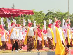 Tari Orek-orek Dari Ribuan Kepala Sekolah dan Guru Turut Meriahkan Hari Jadi Kabupaten Rembang ke-283