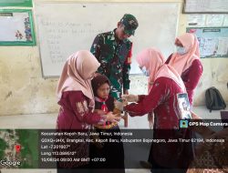 Babinsa Koramil Kepohbaru Bojonegoro Dampingi Kegiatan Imunisasi Campak