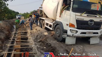 Pelaksana dan Pengawas Diduga Kongkalikong Abaikan Spek Pekerjaan TPT di Desa Kedungsumber