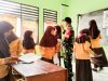 Babinsa Koramil Malo Bojonegoro Bantu Bidan Desa Periksa Kesehatan Siswa SDN Ngujung