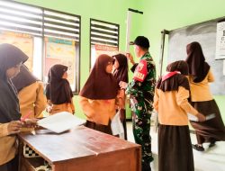 Babinsa Koramil Malo Bojonegoro Bantu Bidan Desa Periksa Kesehatan Siswa SDN Ngujung