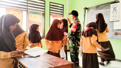Babinsa Koramil Malo Bojonegoro Bantu Bidan Desa Periksa Kesehatan Siswa SDN Ngujung