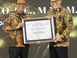 Dinobatkan Sebagai Pemimpin Inspiratif, Pj Bupati Bojonegoro Raih Penghargaan Radar Bojonegoro Award 2024