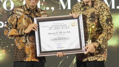 Dinobatkan Sebagai Pemimpin Inspiratif, Pj Bupati Bojonegoro Raih Penghargaan Radar Bojonegoro Award 2024