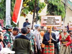 Bersama Forkopimcam, Danramil Dander Bojonegoro berangkatkan Peserta Pawai Budaya