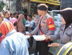 Dalam Upaya Cooling System, Polres Bojonegoro Bagikan Nasi Kotak Untuk Warga