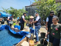 Sat Reskrim Polres Bojonegoro Distribusikan Air Bersih untuk Warga Desa Purwoasri