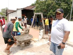Terlihat Kompak, Ndan Rus Bersama Warga Dusun Gempol Perbaiki Sumur Pinggi Jalan