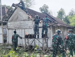 Babinsa Koramil Kedungadem Bojonegoro, bantu Benahi Rumah Warga Korban Angin Kencang