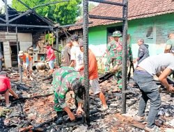 Babinsa Koramil Temayang Bojonegoro, bersama Warga Babatan Kedungsari bersihkan Puing-Puing Rumah Terbakar