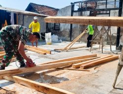 Babinsa Koramil Temayang Bojonegoro, Bantu Perbaiki Rumah Warga Desa Ngujung