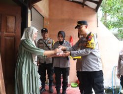 Dukung Progam Ketahanan Pangan, Polsek Bojonegoro Kota Bagikan Telur Ayam Kepada Warga
