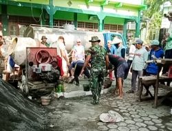Kompak, Babinsa Koramil Kanor Bojonegoro dan Warga Tambahrejo Cor Dek Lantai 2 Gedung MI Islamiyah