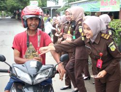 Bagikan Stiker dan Buket Bunga Kepada Pengendara, Cara Kejari Blora Peringati Hakordia 2024