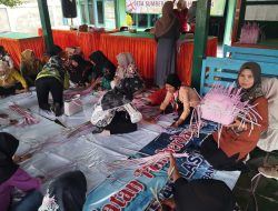 Tingkatkan Perekonomian Warganya, Pemdes Sumberagung Banjarejo Adakan Pelatihan Anyaman Plastik