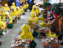 Uji Coba, Kodim Bojonegoro bersama SPPG Taman Rajekwesi Distribusikan Ratusan Porsi Makan Sehat dan Bergizi