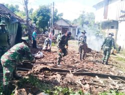 Babinsa Koramil Sugihwaras Bojonegoro bersama Warga Bersih-bersih Reruntuhan Rumah di Metales