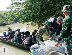 Karya Bakti Lanjutan, Babinsa Koramil Kanor Bojonegoro bantu Penutupan Tanggul Jebol di Kedungprimpen