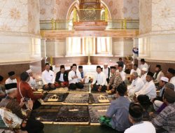 Pj Bupati Adriyanto Tunaikan Sholat Jum’at Perdana, di Masjid Wisata Religi